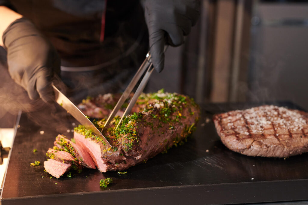 Köstliches Filet wird zugeschnitten und zurechtgelegt