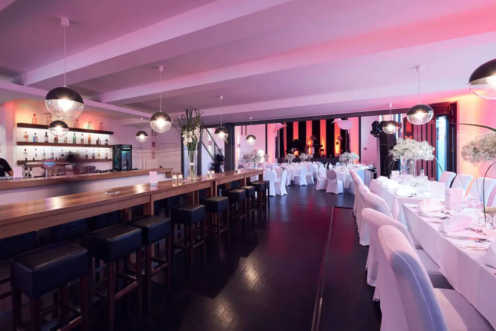 Nebenraum mit Bar in der alten Stadthalle